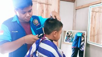 Karang Taruna Desa di Aceh Tamiang Gelar Pangkas Rambut Gratis