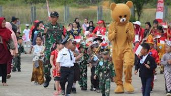 Merayakan Kemerdekaan Dengan Karnaval Budaya di Perbatasan