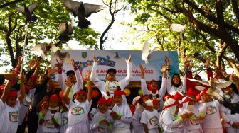 Wali Kota Madiun Maidi (tengah) bersama sejumlah anak Pendidikan Anak Usia Dini (PAUD) melepas burung merpati saat memperingati Hari Anak Nasional (HAN) 2022 di Kota Madiun, Jawa Timur, Jumat (19/8/2022). [ANTARA FOTO/Siswowidodo/wsj]