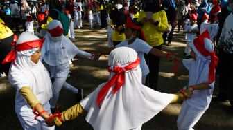 Sejumlah anak Pendidikan Anak Usia Dini (PAUD) bermain saat memperingati Hari Anak Nasional (HAN) 2022 di Kota Madiun, Jawa Timur, Jumat (19/8/2022). [ANTARA FOTO/Siswowidodo/wsj]