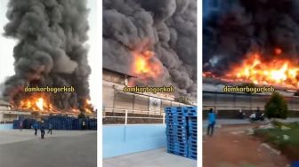 Penampakan Kebakaran Pabrik Alumunium Foil, Api Membungbung Tinggi di Langit Gunung Putri Bogor