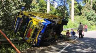 Kecelakaan Truk Pengangkut Ribuan Ayam Gegara Hindari Pejalan Kaki Misterius