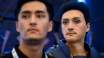 Sebuah robot yang dirancang dengan fitur wajah yang sama dengan manusia dipamerkan pada acara Konferensi Robot Dunia 2022 di Beijing, China, Kamis (18/8/2022). [WANG Zhao/AFP]