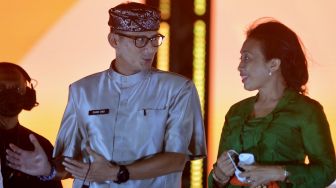 Menteri Pariwisata dan Ekonomi Kreatif (Menparekraf) Sandiaga Salahuddin Uno (kiri) berbincang dengan Menteri Pemberdayaan Perempuan dan Perlindungan Anak (PPPA) I Gusti Ayu Bintang Darmawati (kanan) saat pembukaan Sanur Village Festival 2022 di Sanur, Denpasar, Bali, Kamis (18/8/2022). [ANTARA FOTO/Fikri Yusuf/rwa]
