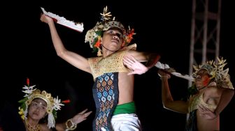 Seniman menampilkan tarian saat pembukaan Sanur Village Festival 2022 di Sanur, Denpasar, Bali, Kamis (18/8/2022).[ANTARA FOTO/Fikri Yusuf/rwa]
