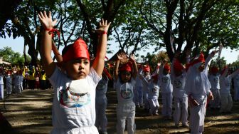 Sejumlah anak Pendidikan Anak Usia Dini (PAUD) mengikuti senam saat memperingati Hari Anak Nasional (HAN) 2022 di Kota Madiun, Jawa Timur, Jumat (19/8/2022). [ANTARA FOTO/Siswowidodo/wsj]