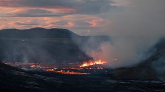 Aliran Lava yang mengalir dari Gunung Fagradalsfjall di Grindavik, Islandia, Rabu (3/8/2022). [Haraldur Gudjonsson / AFP]
