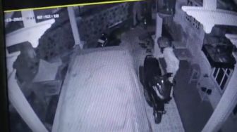 Terekam CCTV, Maling Beraksi di Rumah Kades di Tegal, Berhasil Gondol Sepeda Motor Nmax