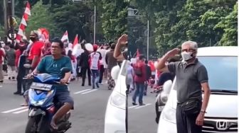 Salut! Aksi Pengemudi Mobil Hormat Pada Bendera Merah Putih di Jalan Banjir Pujian