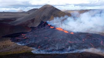 Aliran Lava yang mengalir dari Gunung Fagradalsfjall di Grindavik, Islandia, Rabu (3/8/2022). [Jeremie RICHARD / AFP]