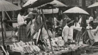 Super Anggun, Beredar Foto Pengunjung Pasar Tradisional Kenakan Busana Ini saat Belanja