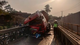 Penampakan Truk Tangki Pertamina Tabrak Sedan dan Pembatas Jalan di Cisoka Tangerang