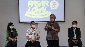 Rini Indrayani (Kabid Pemberdayaan dan Pengembangan UMKM)  memberikan pemaparan di kelas UMKM Keliling dalam gelaran Pasar Lokal Suara UMKM di Hetero Space, Surakarta, Solo, Sabtu (10/8/2022).  (Suara.com/ Rahadyan Ad)