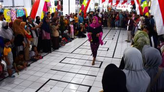 Peserta mengikuti peragaan busana Pasar Besar Madiun (PBM) Fashion Week di Pasar Besar Kota Madiun, Jawa Timur, Sabtu (20/8/2022).  ANTARA FOTO/Siswowidodo