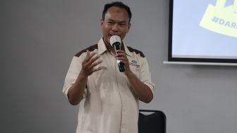 Teguh Wiji Setyhadi (Konsultan Pendamping PLUT KUMKM Surakarta) memberikan pemaparan di kelas UMKM Keliling dalam gelaran Pasar Lokal Suara UMKM di Hetero Space, Surakarta, Solo, Sabtu (10/8/2022).  (Suara.com/ Rahadyan Ad)
