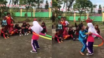 Bikin Ikut Mewek, Kakak Satu Ini Peluk Erat Adiknya Saat Menang Lomba Hula Hoop di Sekolah