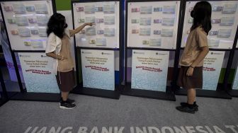 Pelajar mengamati uang Rupiah kertas Tahun Emisi 2022 yang dipamerkan pada Festival Rupiah Berdaulat Bank Indonesia (FERBI) 2022 di GOR Basket Indoor, Kompleks GBK, Jakarta, Jumat (19/8/2022). ANTARA FOTO/Sigid Kurniawan
