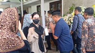 Meninggal Dunia, Arumi Bachsin Kenang Sosok Ayah Mertuanya yang Penyayang