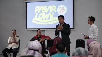 Pemred Suara.com Suwarjono memberikan pemaparan di kelas UMKM Keliling dalam gelaran Pasar Lokal Suara UMKM di Hetero Space, Surakarta, Solo, Sabtu (10/8/2022).  (Suara.com/ Rahadyan Ad)