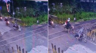 Lewati Rel Kereta Api, Pengendara Ini Kaget Ban Belakang Motornya Lepas