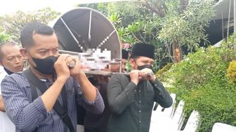 Gotong Keranda Jenazah Sang Ayah, Emil Dardak Berusaha Tegar