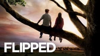 Ulasan Film Flipped (2010): Kisah Dua Remaja Saling Benci yang Berujung Jatuh Cinta