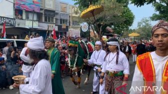 Ribuan Warga Cianjur Tumpah ke Jalan untuk Saksikan Karnaval Seni Budaya