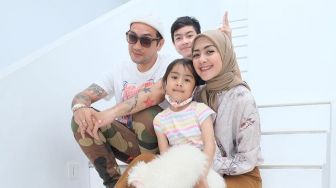 7 Potret Gary Iskak Quality Time Bareng Keluarga, Pilih Naik MRT dan Staycation Hotel di Jakarta Ketimbang Keluar Negeri