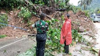 Diterjang Longsor, Arus Lalu Lintas Padang-Solok Diperkirakan Terganggu hingga Sabtu Malam