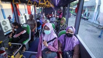 Penumpang menaiki armada bus TransJatim koridor Sidoarjo-Surabaya-Gresik saat peluncuran perdana bus di Terminal Porong, Sidoarjo, Jawa Timur, Jumat (19/8/2022). ANTARA FOTO/Umarul Faruq