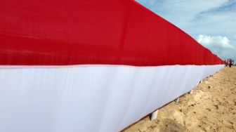 Pengibaran Bendera Merah Putih Sepanjang 100 Meter di Pantai Wisata Aceh