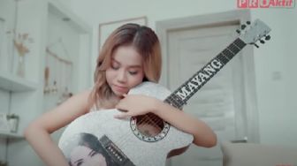 Bawa-bawa Kesedihan ke Vanessa Angel di Video Klip, Mayang Kembali Diprotes Netizen