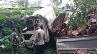 Truk Bermuatan Kapal Api Terjun ke Jurang Lingkar Gentong