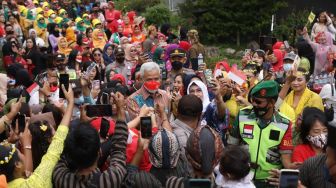 Hadiri Festival 1.000 Kebaya, Ganjar Ajak Masyarakat Pakai Baju Adat Tiap Kamis