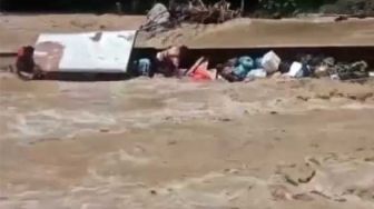 Perahu Pengantar Pengantin Terbalik lalu Tenggelam saat Lawan Arus Sungai