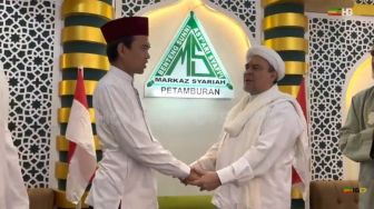 Pesan Menohok UAS saat Bertemu HRS: Berapa Miliar Negeri Ini Rugi oleh Habib Rizieq?