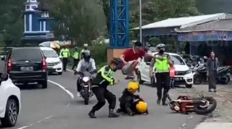 Video Pemotor Trail Berkenalpot Brong Seropot Polisi Lalu Diinjak-injak Orang Viral di Medsos
