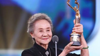 Penuh Haru, Wu Yanshu Raih Penghargaan Aktris Terbaik di Usia 84 Tahun