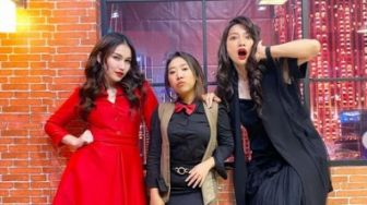 Tampil Cantik Bersanding dengan Kiky Saputri dan Hesti Purwadinata, Kaki Ayu Ting Ting Bikin Salfok