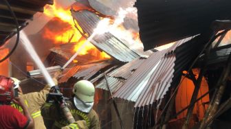 Rumah di Kebayoran Lama Jaksel Kebakaran, Api Masih Menyala dan Puluhan Rumah Terbakar