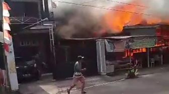 Api Mengamuk di Kelurahan Kemuning, Sejumlah Rumah Terbakar!