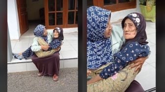 Video Wanita Gendong Ibunya yang Renta seperti Bayi, Netizen: Selama Ada Ortu Bahagiakan