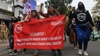 Sejumlah aktivis Forum Seniman Peduli Taman Ismail Marzuki (TIM) melakukan aksi menolak pengelolaan di Jalan Medan Merdeka Utara menuju Kantor Mahkamah Agung (MA), Jakarta, Senin (22/8/2022).  ANTARA FOTO/Aditya Pradana Putra
