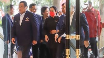 Ketua DPP PDI Perjuangan Puan Maharani (tengah) saat datang di Kantor DPP Nasdem, Gondangdia, Jakarta Pusat, Senin (22/8/2022). [Suara.com/Alfian Winanto]