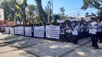 Status PPPK Tak Kunjung Jelas, Ratusan Guru Honorer Demo ke DPRD Padang