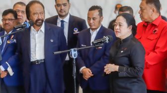 Ketua Umum Partai NasDem (Nasional Demokrat) Surya Paloh (kiri) bersama dengan Ketua DPP PDI Perjuangan Puan Maharani (kanan) memberikan keterangan pers usai menggelar pertemuan di Kantor DPP Partai NasDem, Jakarta Pusat, Senin (22/8/2022).  [Suara.com/Alfian Winanto]