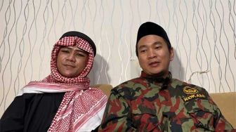 Lagi-lagi Bongkar Rahasia Dukun dan Kebal Sajam, Pesulap Merah Muntah Paku hingga Tangannya Diiris Pisau