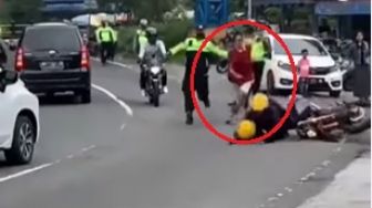 Viral Aksi Pria Jatuhkan Pemotor yang Hendak Kabur dari Razia Polisi, Bukannya Dapat Pujian tapi Malah Panen Hujatan