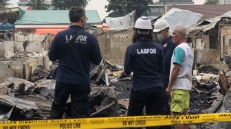 Puslabfor Bawa Arang dan Kabel dari Lokasi Kebakaran di Simprug Golf II