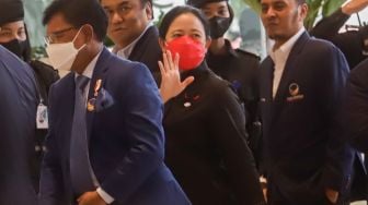 Ketua DPP PDI Perjuangan Puan Maharani (tengah) saat datang di Kantor DPP Nasdem, Gondangdia, Jakarta Pusat, Senin (22/8/2022). [Suara.com/Alfian Winanto]